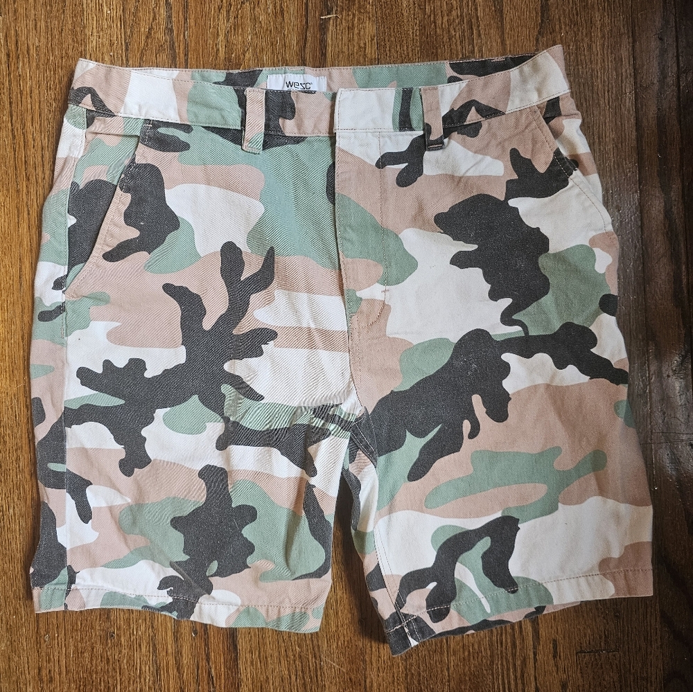 Mens camo print Wesc shorts sz 34 with 8" inseam